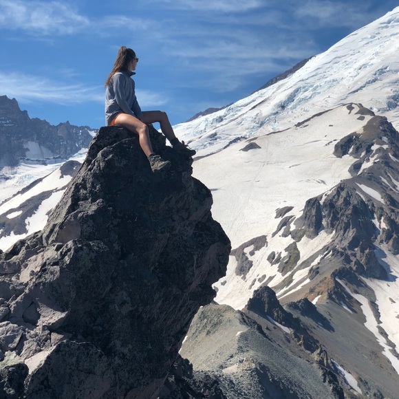 Welcome to my closet 💁🏻♀️🛍 - Picture 5 of 7